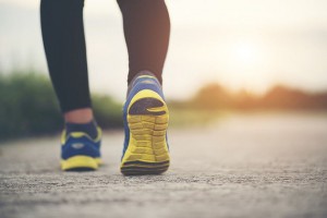 Vì sao nên đi bộ khởi động trước khi chạy?
